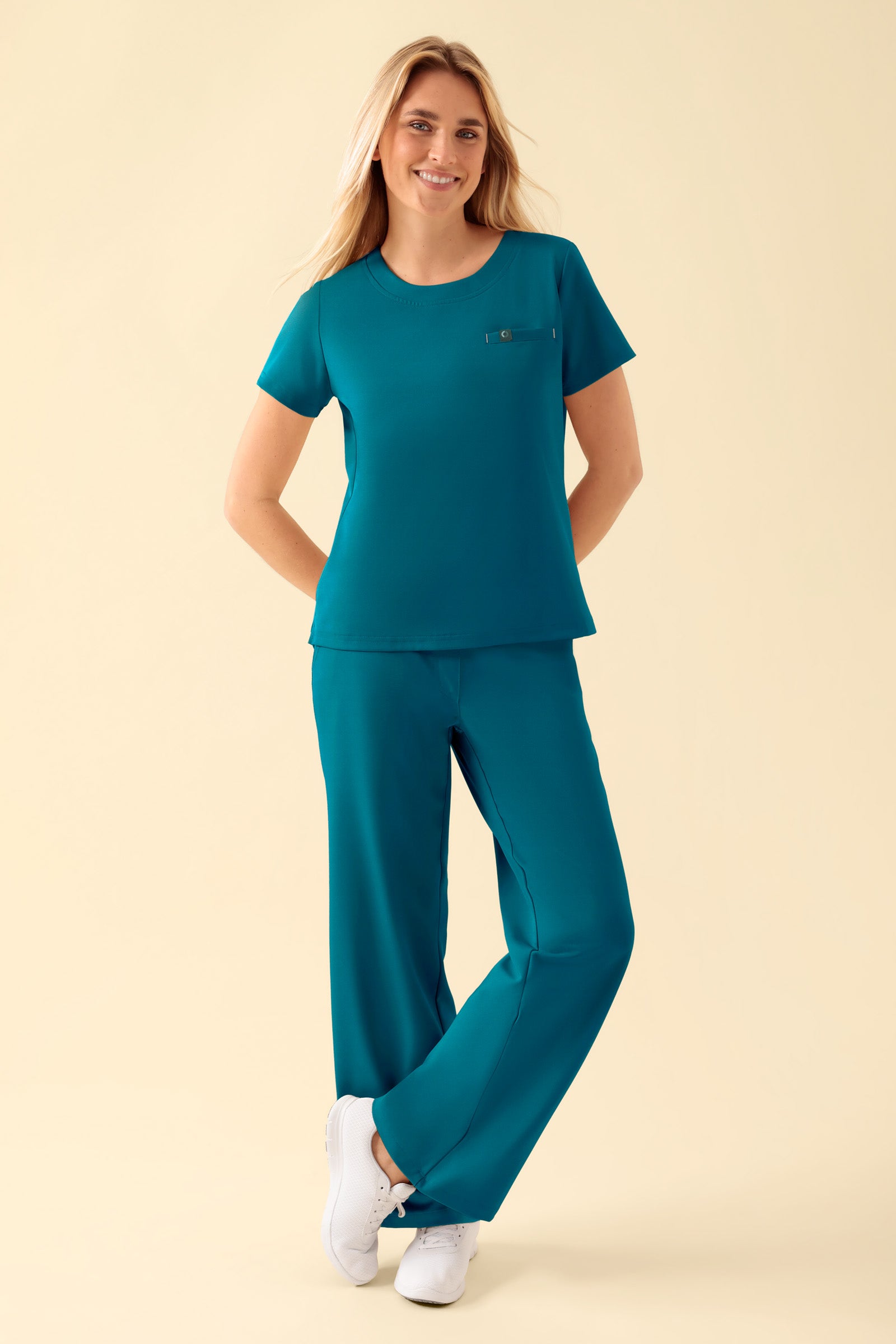 KAERE Shirt Damen - Rundhalsausschnitt petrol, Vue de face Le mannequin mesure 177 cm et porte la taille S