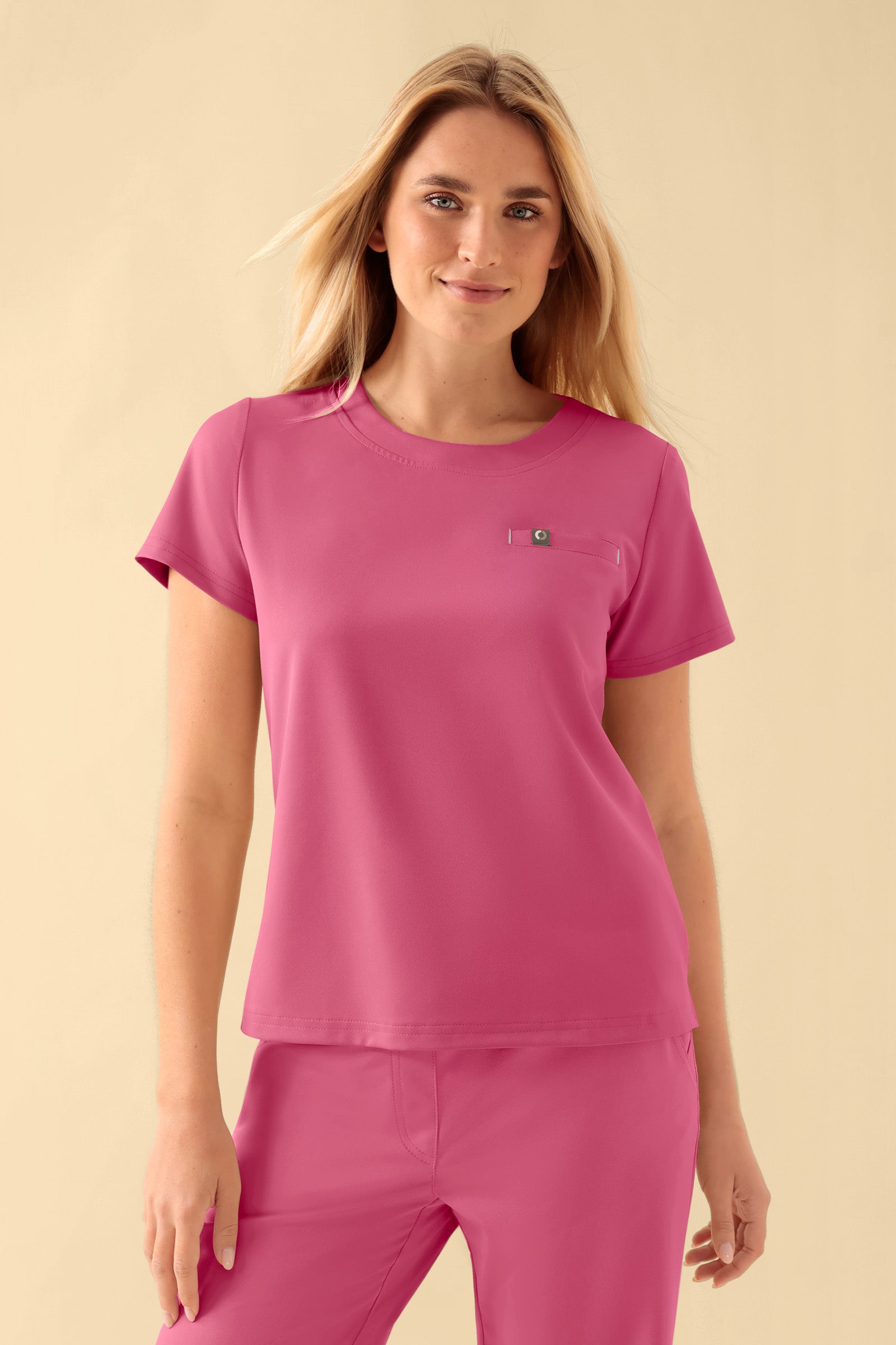 KAERE Shirt Damen - Rundhalsausschnitt rosenholz, Vue de face Le mannequin mesure 177 cm et porte la taille S
